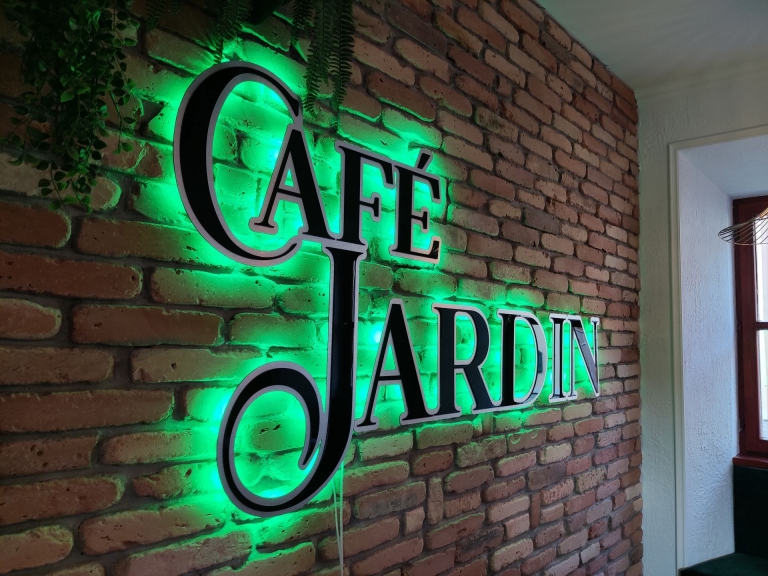 Cafe Jardin világító reklámfelirat